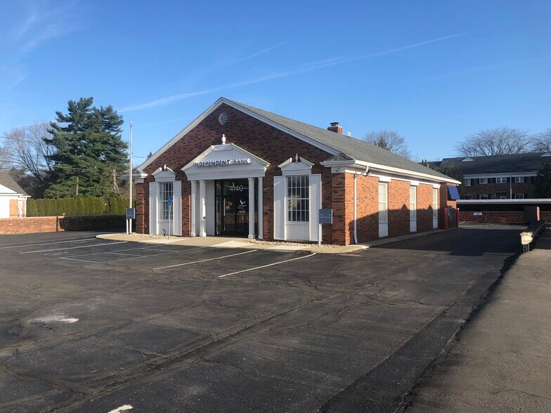 4140 W Maple Rd, Bloomfield Hills, MI 48301