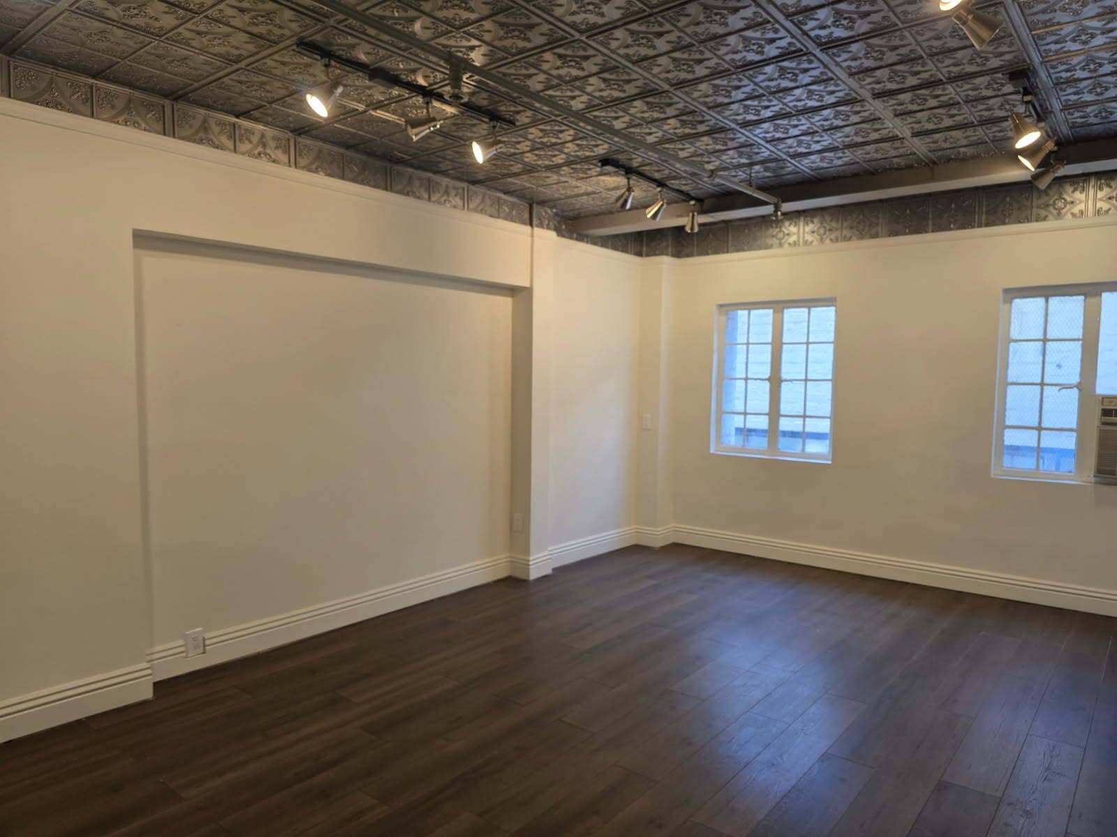 9615 Brighton Way, Beverly Hills, CA for lease Interior Photo- Image 1 of 1