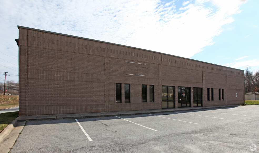 2501 Mendenhall Rd, High Point, NC for lease - Building Photo - Image 3 of 7