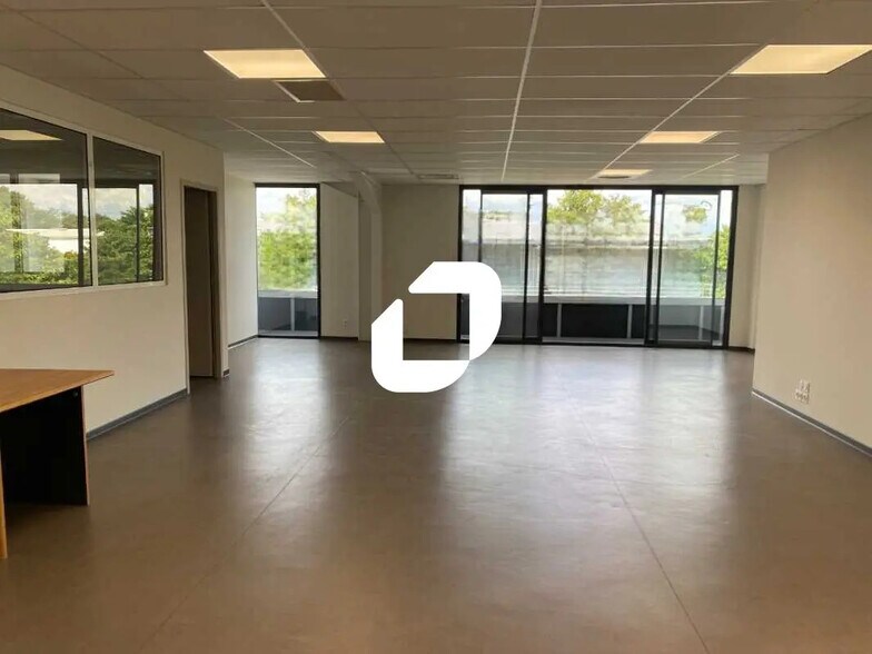 Flex in Canéjan for lease - Interior Photo - Image 2 of 9