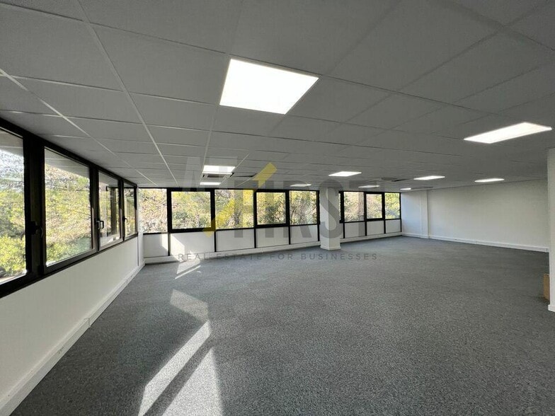 Office in Valbonne for lease - Interior Photo - Image 3 of 7