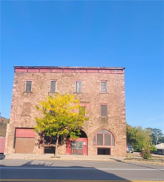 613 Main St, Medina, NY for sale - Primary Photo - Image 1 of 5