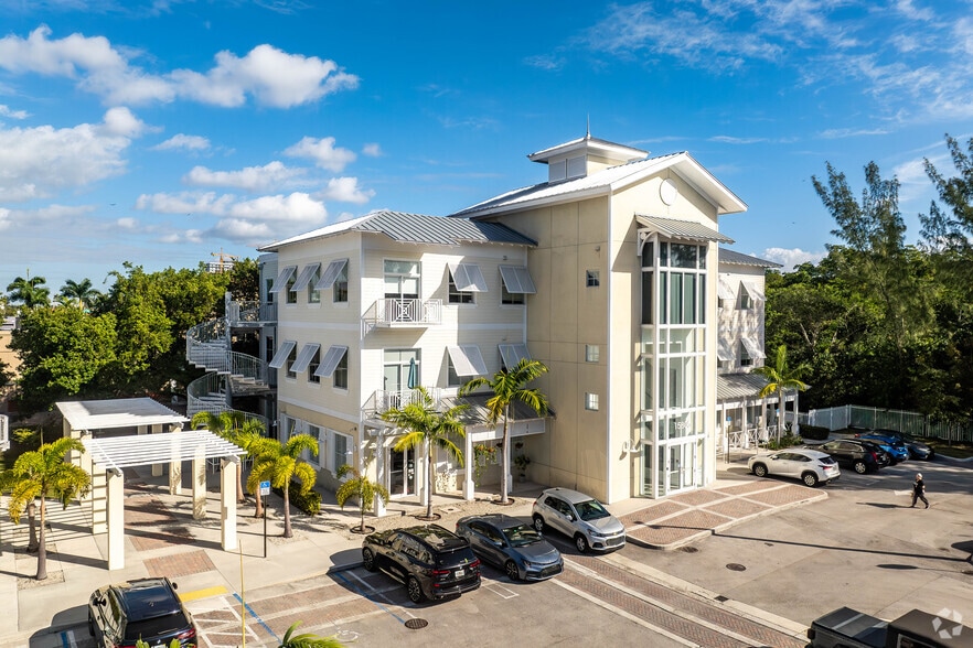 15801 Biscayne Blvd, North Miami Beach, FL for lease - Building Photo - Image 2 of 19