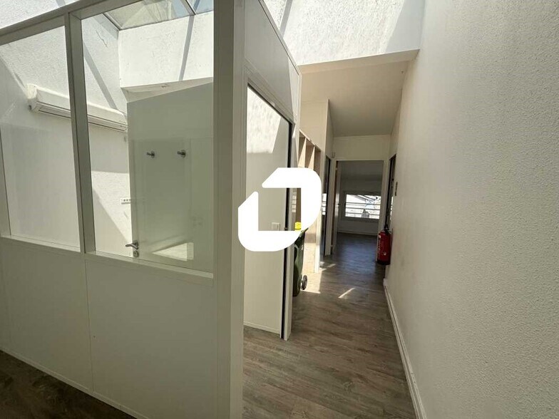 Office in Bordeaux for lease - Interior Photo - Image 2 of 9