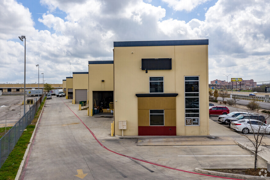 4400-4420 N Interstate 35, San Antonio, TX for lease - Building Photo - Image 3 of 5