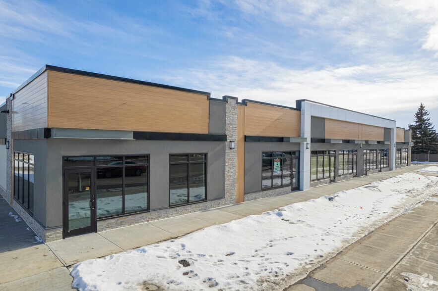 11808 24 St SW, Calgary, AB for sale - Primary Photo - Image 1 of 7