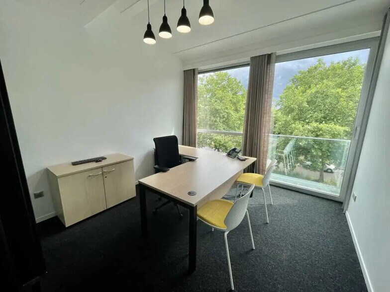 Office in Rouen for lease - Interior Photo - Image 2 of 10