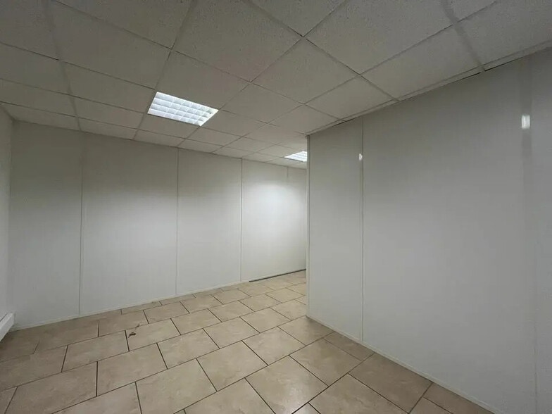 Office in Piolenc for lease - Interior Photo - Image 3 of 5