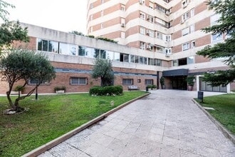 Retail in Madrid, Madrid for lease Interior Photo- Image 2 of 21