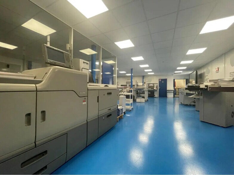 Flex in Trappes for sale - Building Photo - Image 3 of 9