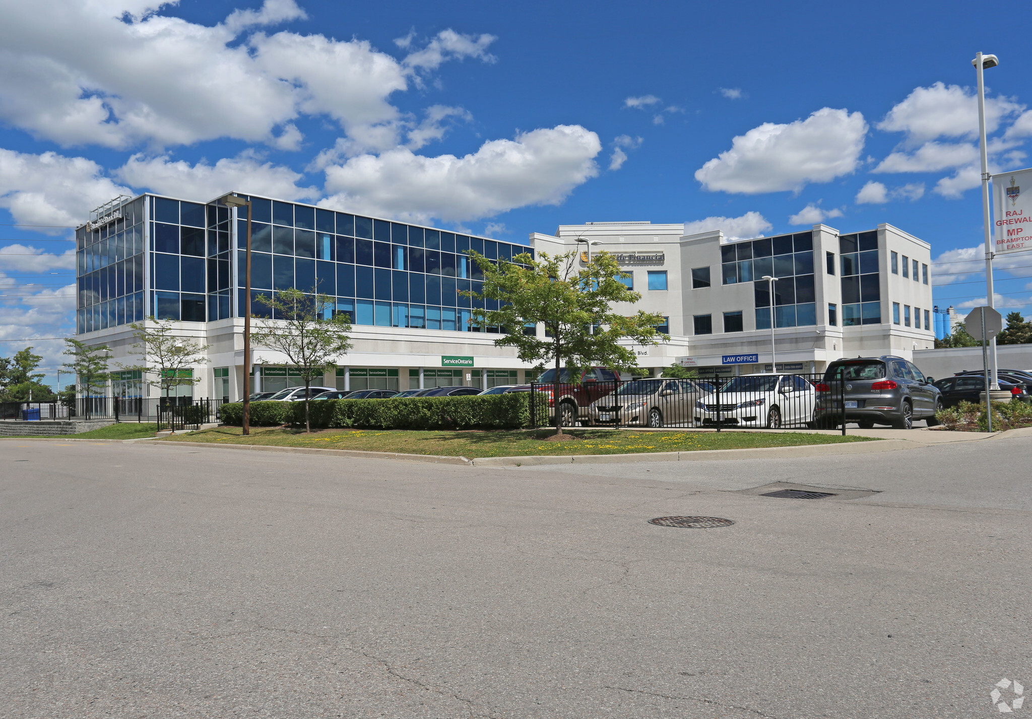 1 Gateway Blvd, Brampton, ON for lease Primary Photo- Image 1 of 7