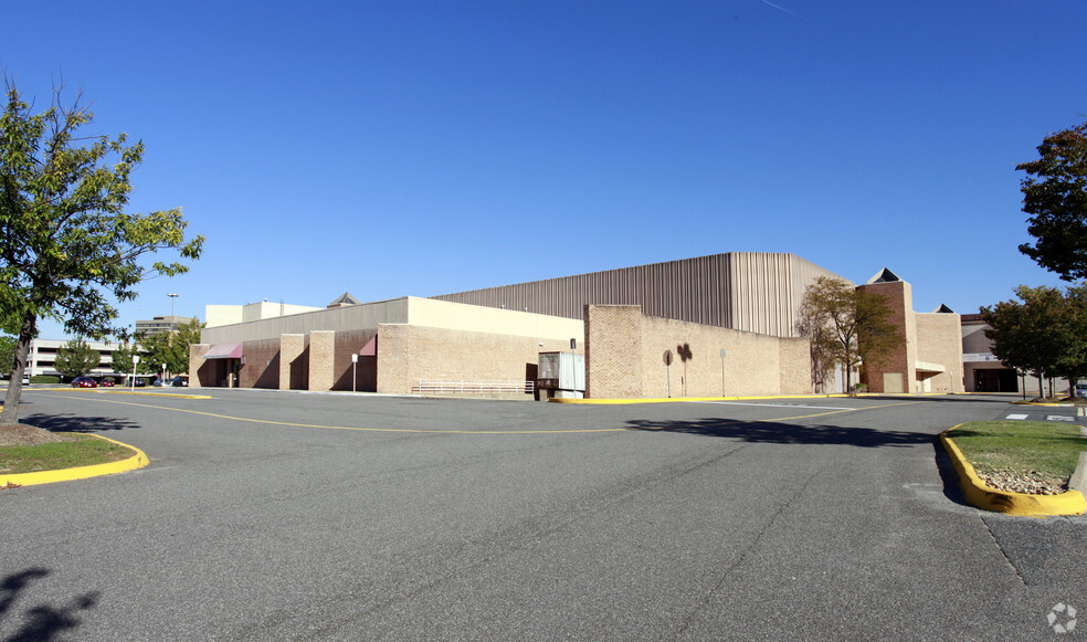 6699 Springfield Mall, Springfield, VA for lease - Building Photo - Image 1 of 4