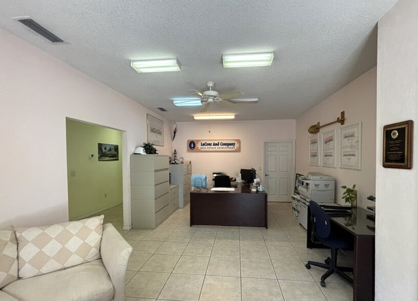 220 Charles St, Port Orange, FL for sale - Interior Photo - Image 2 of 15