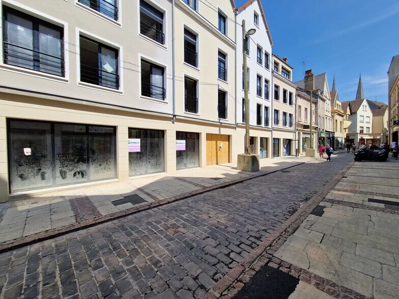 Retail in Chartres for lease - Building Photo - Image 1 of 2