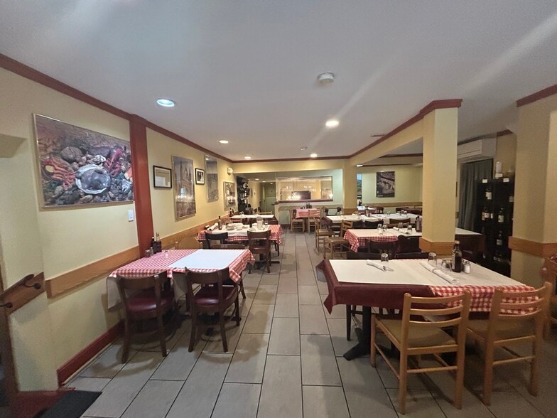 4918 Cordell Ave, Bethesda, MD for sale - Interior Photo - Image 3 of 5