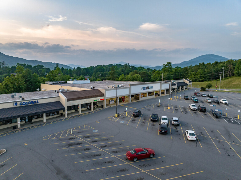 157-229 Paragon Pky, Waynesville, NC for lease - Building Photo - Image 3 of 6