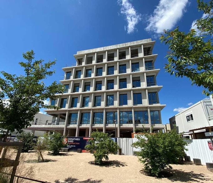 Retail in Villeurbanne for lease - Building Photo - Image 1 of 3