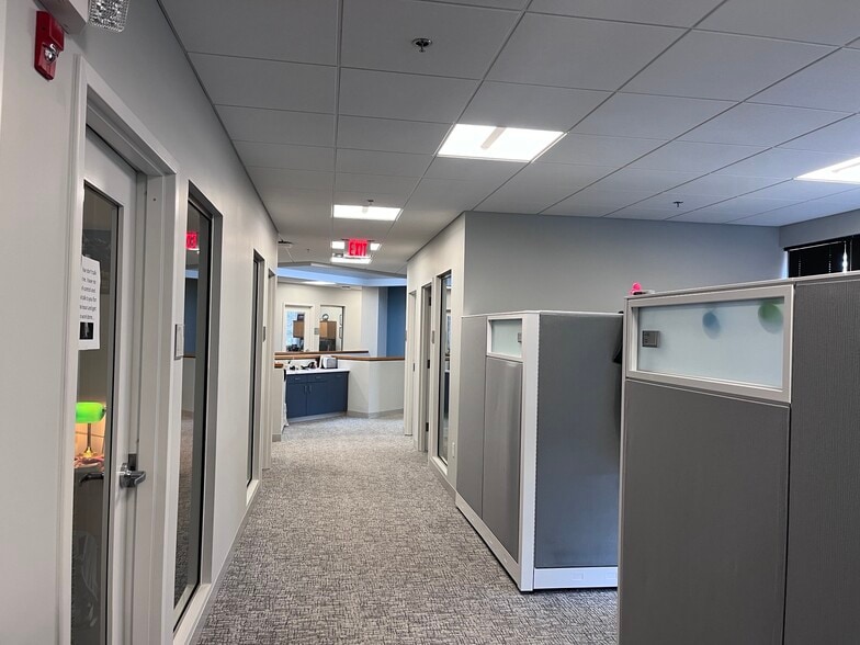 492 Norristown Rd, Blue Bell, PA for lease - Building Photo - Image 3 of 16