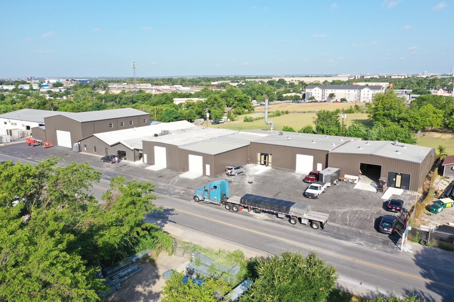 11110 Bluff Bend Dr, Austin, TX for lease - Building Photo - Image 1 of 6