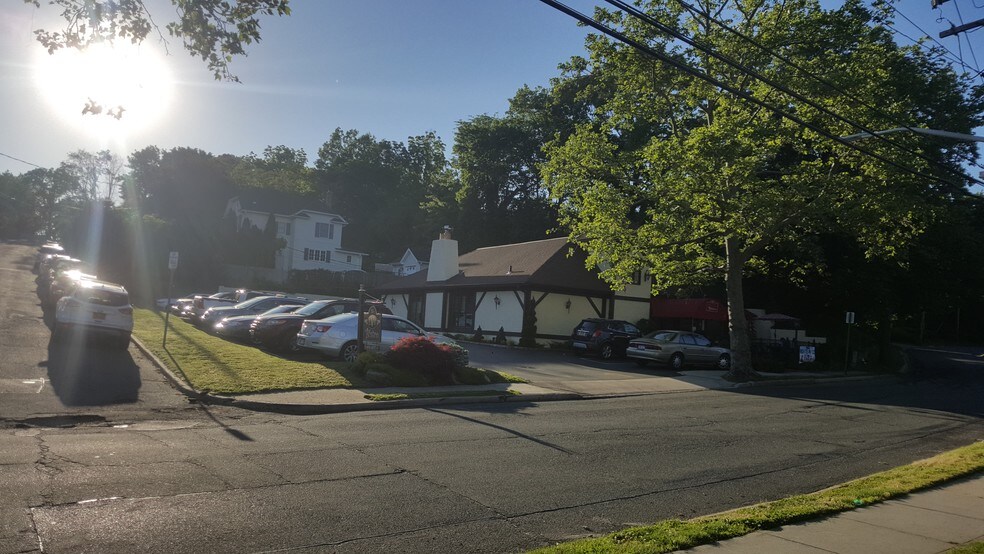 225 Birch Hill Rd, Locust Valley, NY for sale - Building Photo - Image 1 of 1