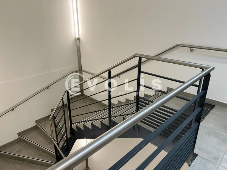 Office in Vaulx-Milieu for lease - Building Photo - Image 3 of 12