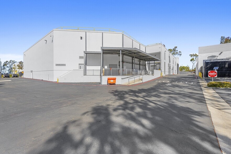 4039 & 4049 Avenida De La Plata portfolio of 2 properties for sale on LoopNet.com - Building Photo - Image 3 of 8