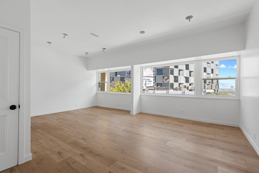 8519-8527 W Sunset Blvd, West Hollywood, CA for lease - Interior Photo - Image 3 of 7