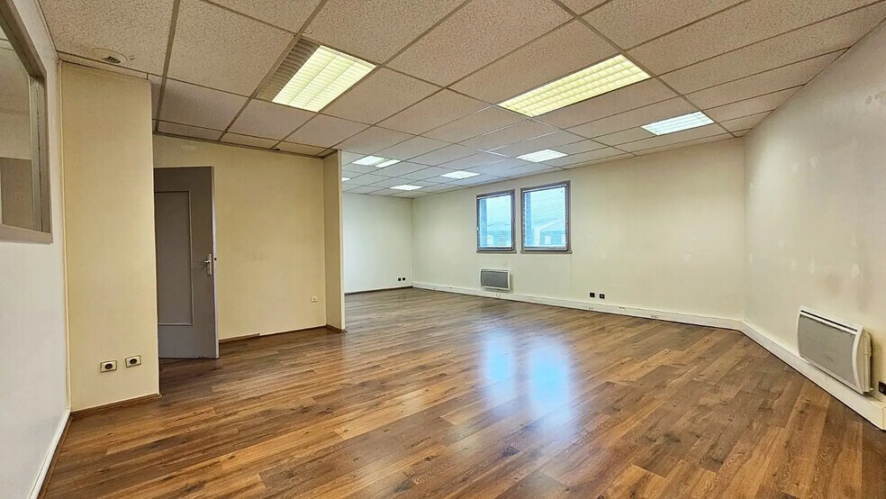 Office in Pontault-Combault for lease - Interior Photo - Image 2 of 12