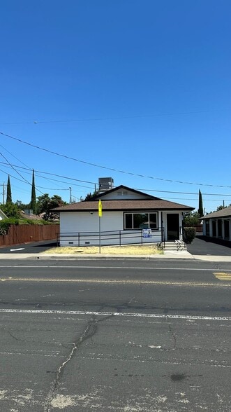 425 E Center St, Manteca, CA for lease - Building Photo - Image 1 of 22