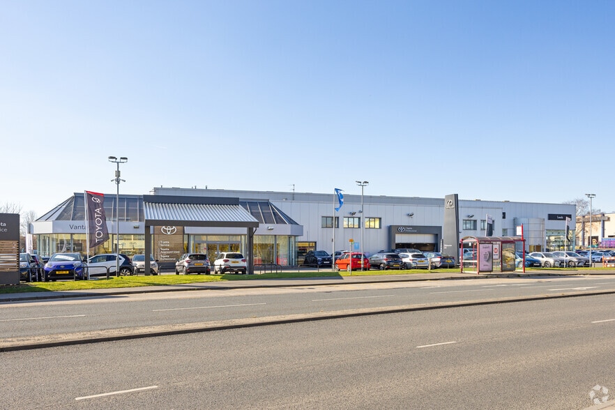 North West Side of Gelderd Road portfolio of 2 properties for sale on LoopNet.com - Primary Photo - Image 1 of 2