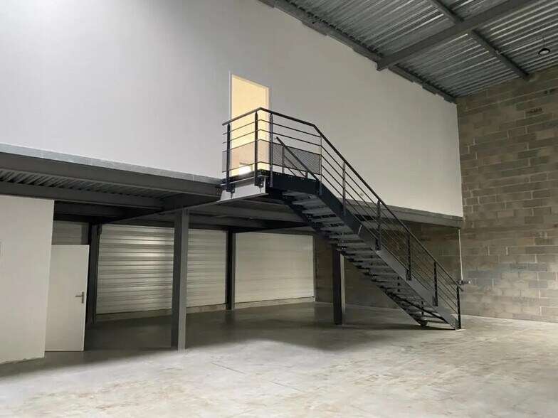 Flex in Mérignac for lease - Interior Photo - Image 3 of 12