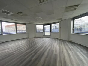 Office in Noisy-le-Grand for lease Interior Photo- Image 1 of 11