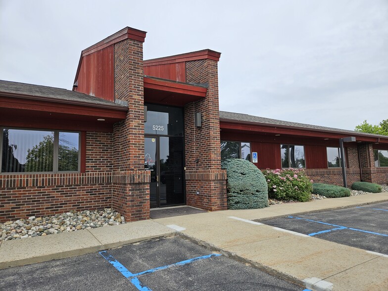 5225 Hampton Pl, Saginaw, MI for lease - Building Photo - Image 2 of 26