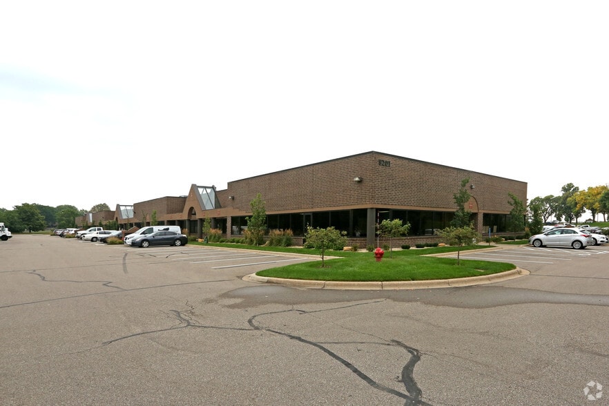 9201 E Bloomington Fwy, Bloomington, MN for lease - Building Photo - Image 2 of 18