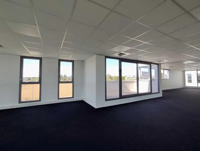 Office in Saint-Martin-du-Vivier for lease - Building Photo - Image 3 of 14