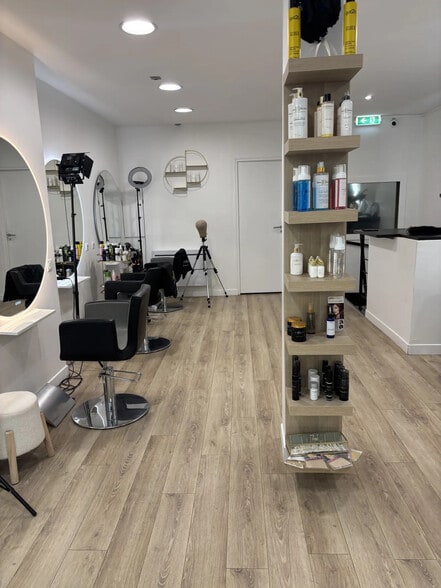 Retail in Paris for lease - Interior Photo - Image 3 of 4