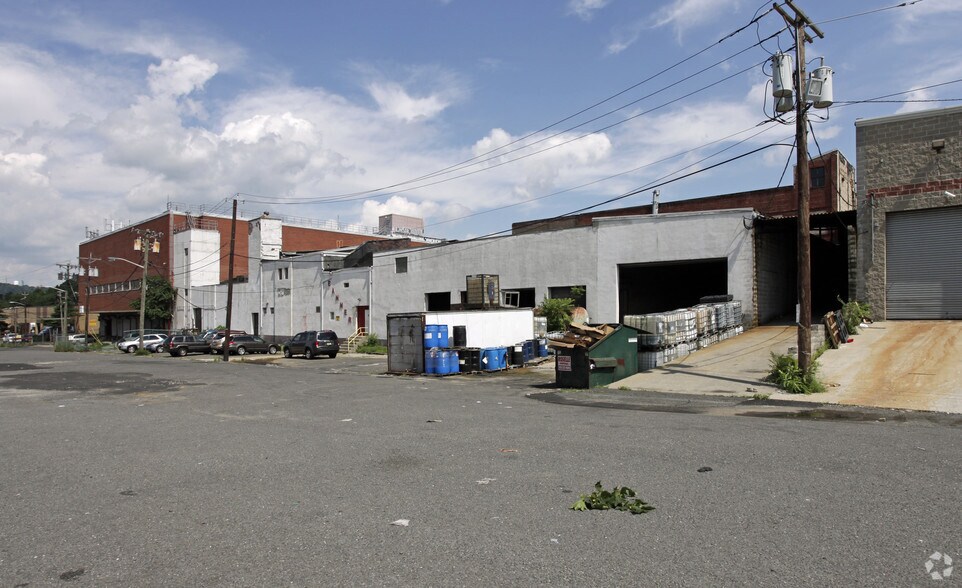 95 Freeway Dr W, Orange, NJ for lease - Building Photo - Image 2 of 4