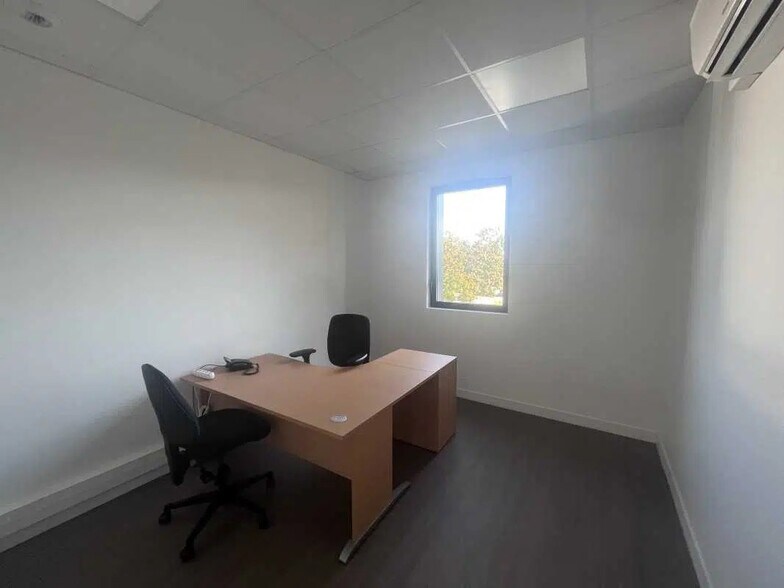 Flex in Pessac for lease - Interior Photo - Image 3 of 4