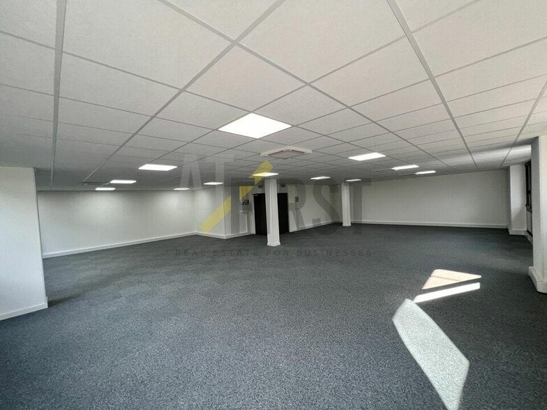 Office in Valbonne for lease - Interior Photo - Image 3 of 8