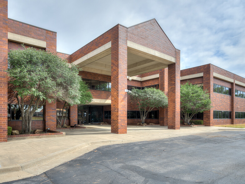 7301 NW Expressway St, Oklahoma City, OK for lease - Building Photo - Image 3 of 16