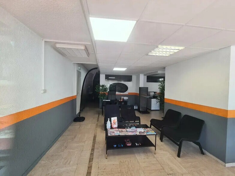 Retail in Cannes for lease - Interior Photo - Image 2 of 3