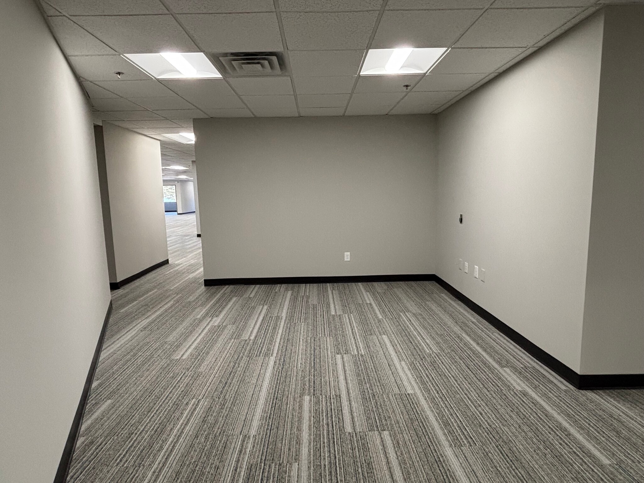 2 Commerce Dr, Bedford, NH for lease Building Photo- Image 1 of 9