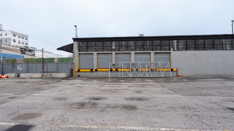 273 Meserole Ave, Brooklyn, NY for lease - Building Photo - Image 3 of 10