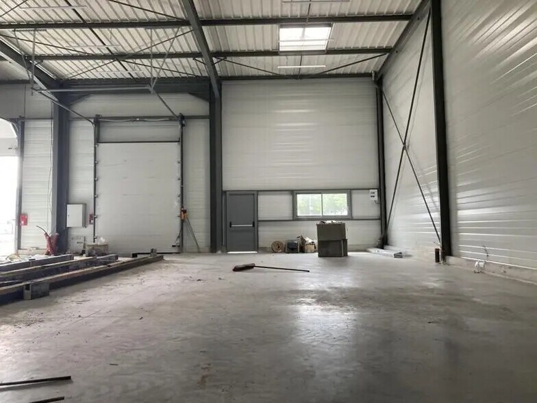 Retail in Cormery for lease - Interior Photo - Image 1 of 3