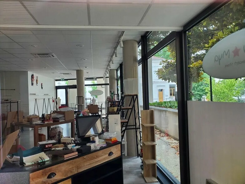 Office in Genas for lease - Building Photo - Image 2 of 6