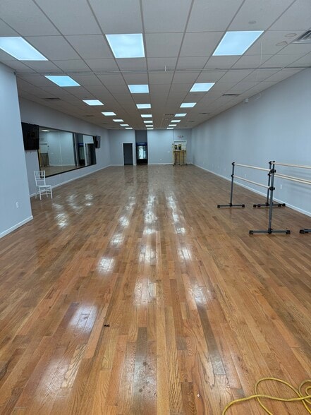 419-437 Hawkins Ave, Ronkonkoma, NY for lease - Interior Photo - Image 2 of 9