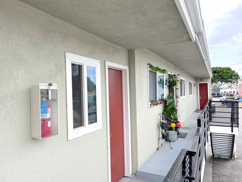 7.5% CAP! 15 UNITS MIXED-USE IN OXNARD portfolio of 2 properties for sale on LoopNet.com - Building Photo - Image 3 of 3