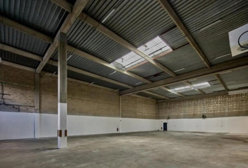 Flex in Herblay-sur-Seine for lease - Interior Photo - Image 2 of 5