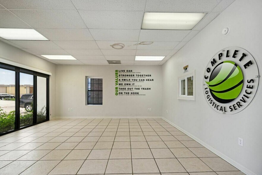 8320 Lafitte Ct, Chalmette, LA for lease - Interior Photo - Image 2 of 11