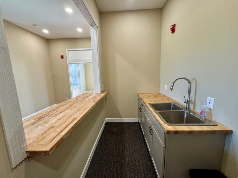 111 W Madison St, Yorkville, IL for lease - Building Photo - Image 3 of 7